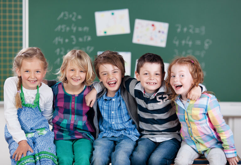 kinder haben spaß in der schule