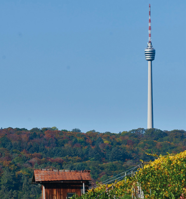 Fernsehturm bei strahlend blauem Himmel