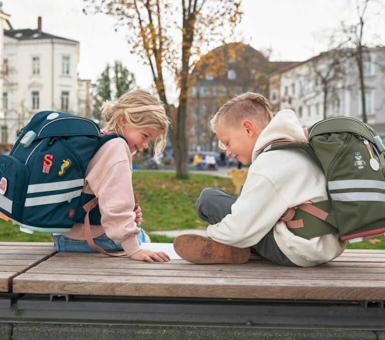 Kinder mit Schulranzen