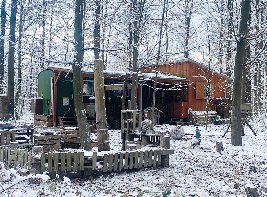 Bauwagen im winterlichen Wald