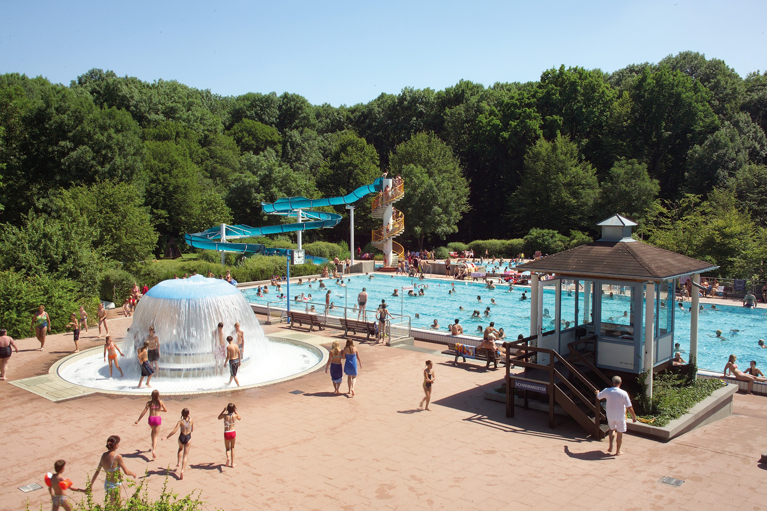 Blick auf ein Freibad mit langer Rutsche