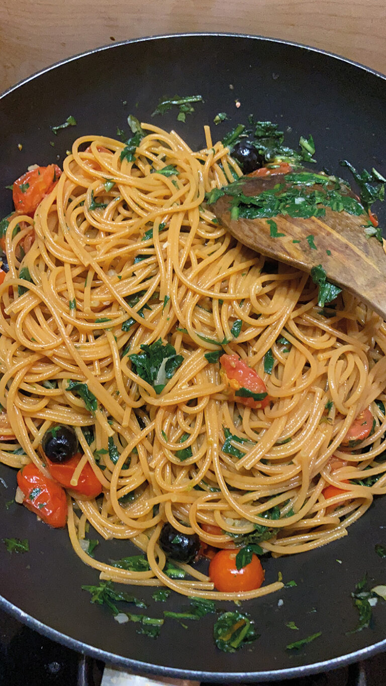 Pfanne mit Spaghetti, Tomaten und Kräutern