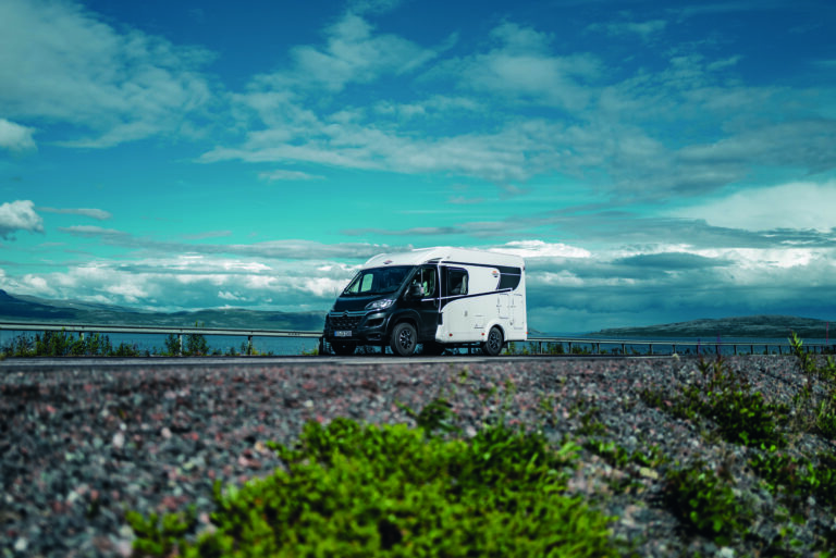 Wohnmobil vor einem Meer