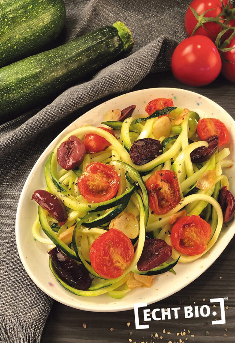 Auflaufform mit Zucchini Spaghetti,Tomaten und Oliven