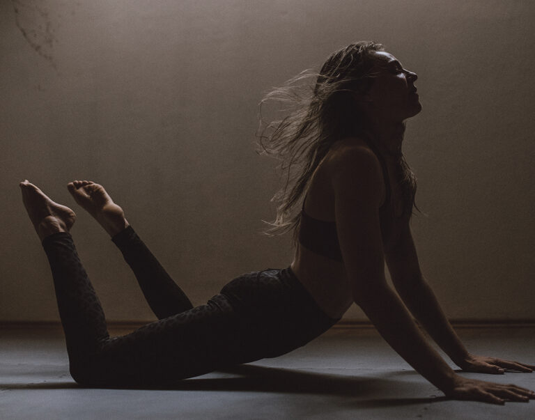 Frau mit langen Haaren macht Yoga