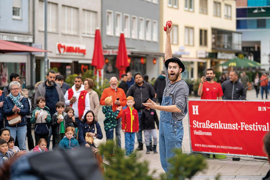 Straßenkunstfestival KulturSamstag taucht Heilbronner Innenstadt in Farbe